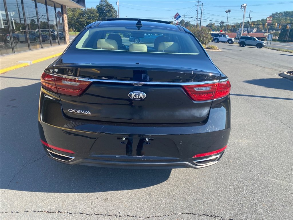 Used 2017 Kia Cadenza Premium w/ Luxury Package FWD image 5
