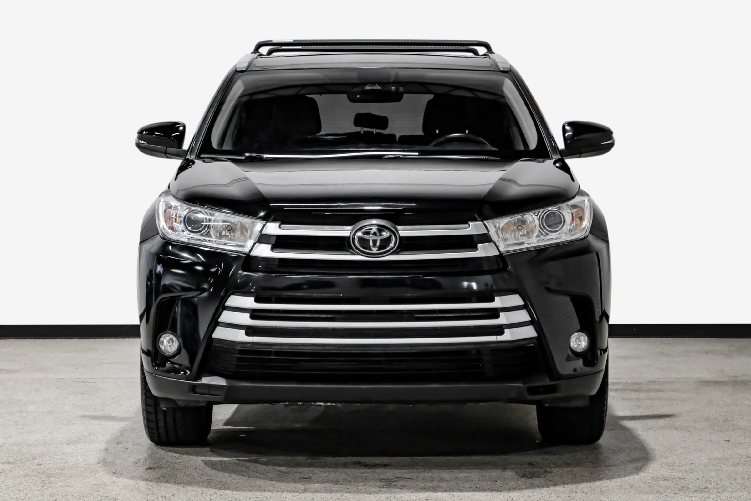 Used 2019 Toyota Highlander XLE FWD image 3
