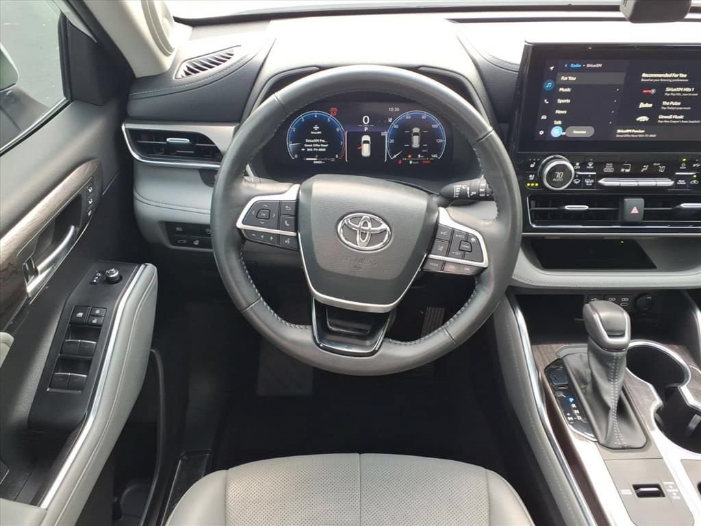 Used 2023 Toyota Highlander Limited FWD image 31