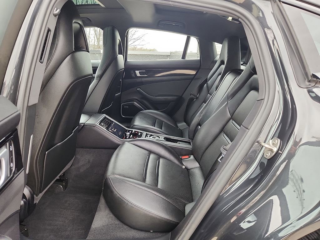 Used 2022 Porsche Panamera image 9