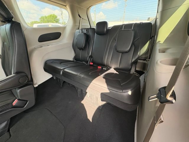 Used 2024 Chrysler Pacifica Touring-L FWD image 23