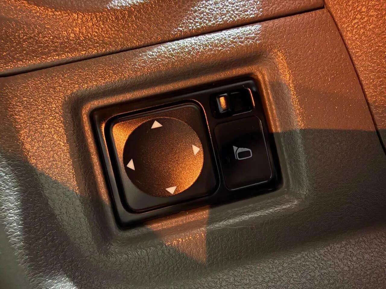 Used 2012 Nissan Versa SV image 17