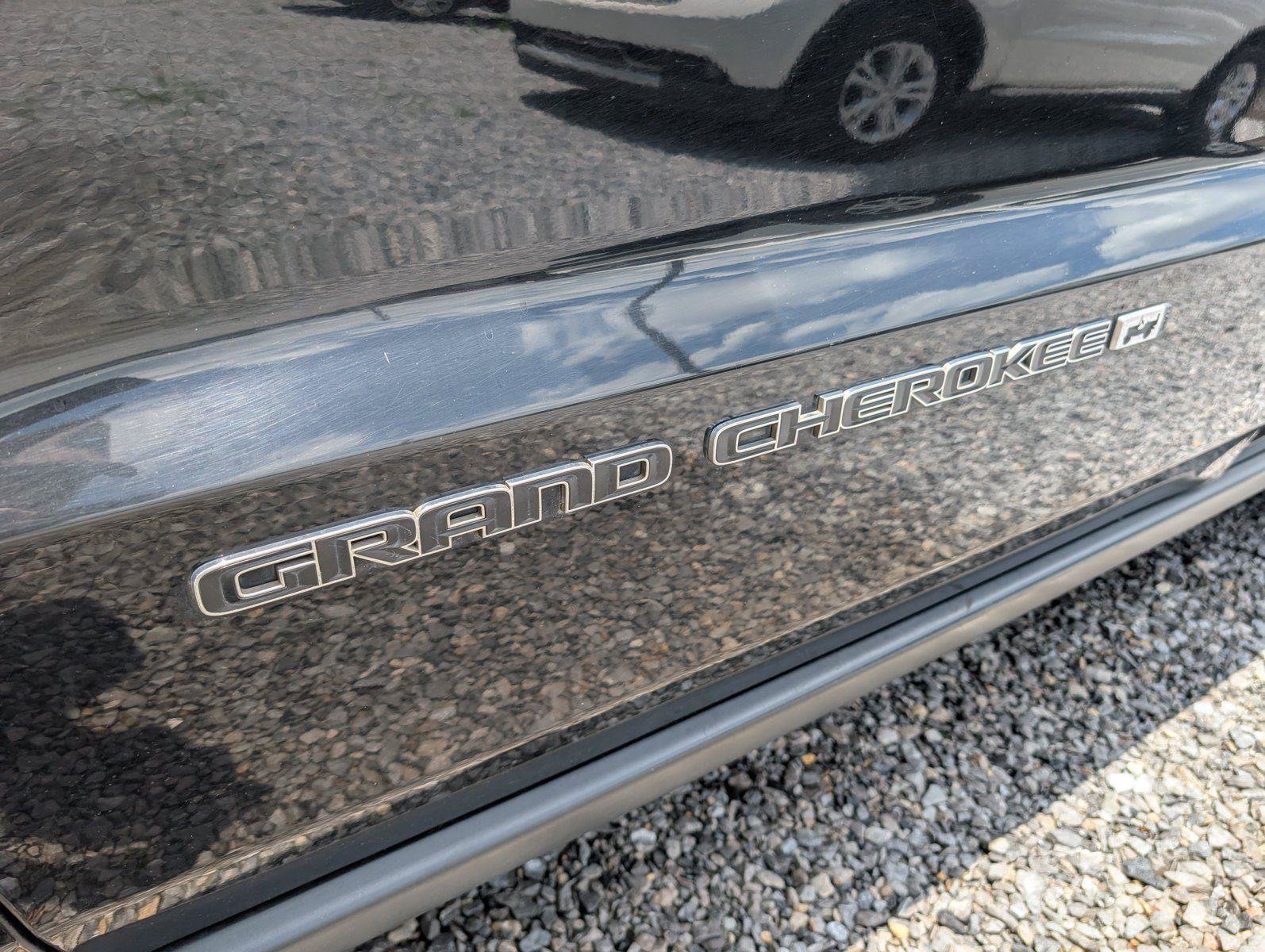 Used 2022 Jeep Grand Cherokee Laredo E RWD image 11
