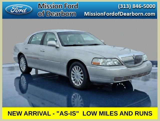 Used 2005 Lincoln Town Car Signature