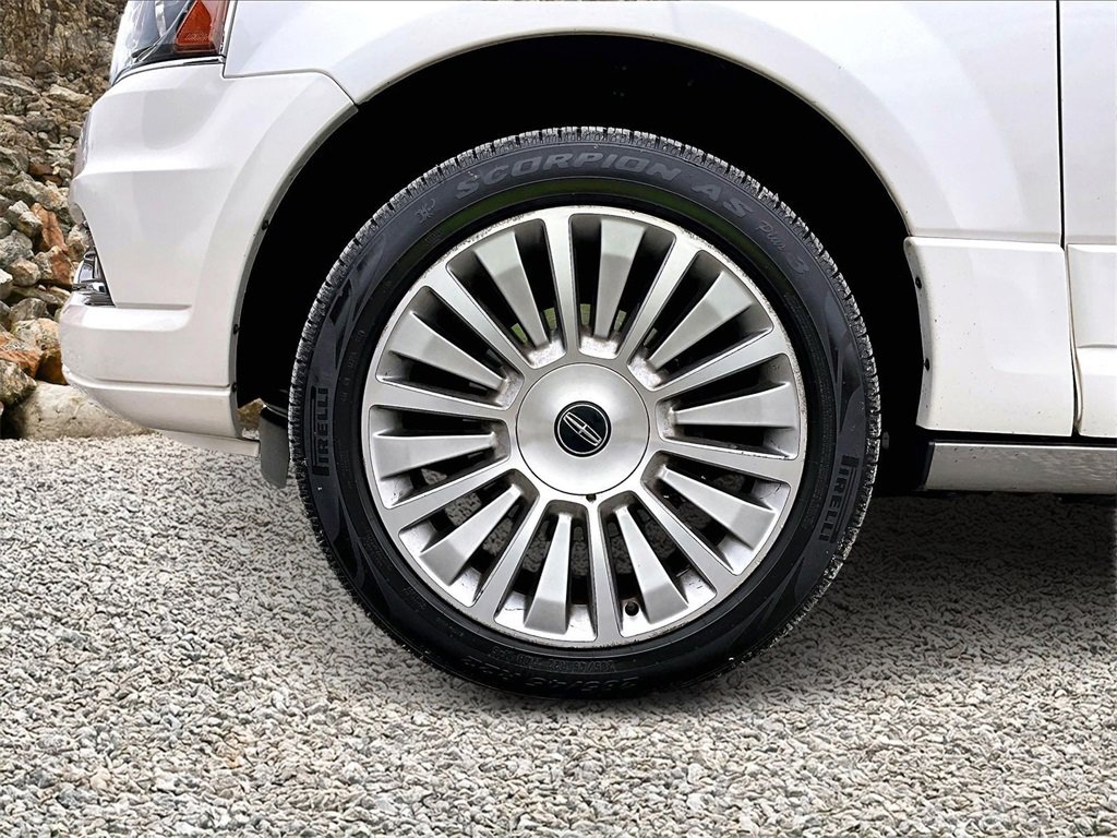 Used 2017 Lincoln Navigator Reserve image 8