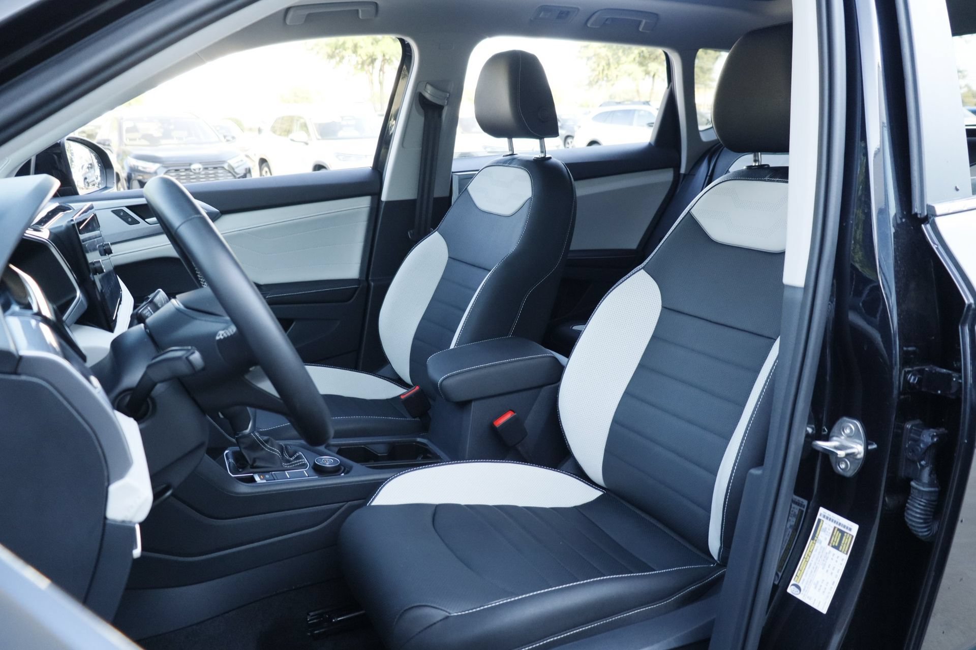 Certified 2025 Volkswagen Taos SEL AWD/4WD image 10