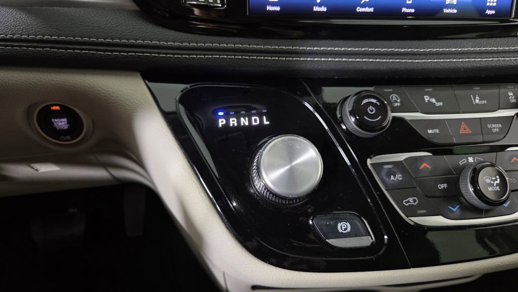 Used 2024 Chrysler Pacifica Touring-L FWD image 22