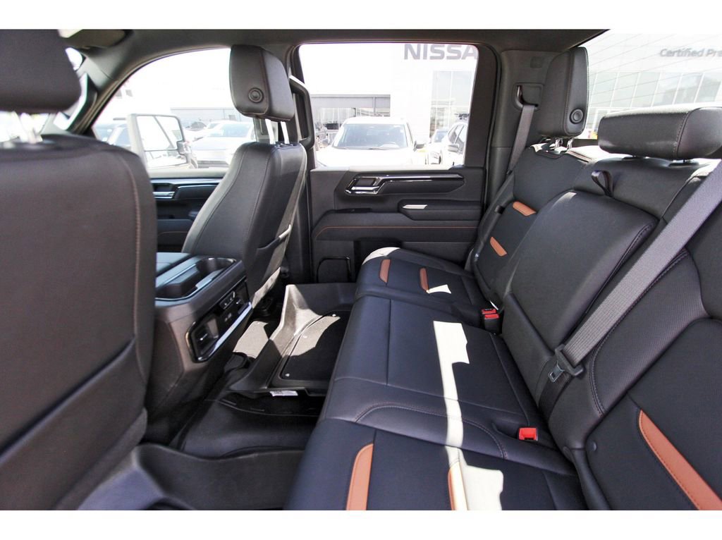 Used 2025 GMC Sierra 2500 AT4 image 9
