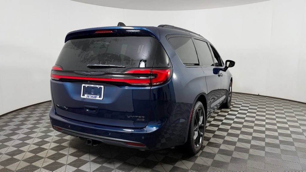 Used 2025 Chrysler Pacifica Limited w/ Trailer Tow Group AWD/4WD image 8