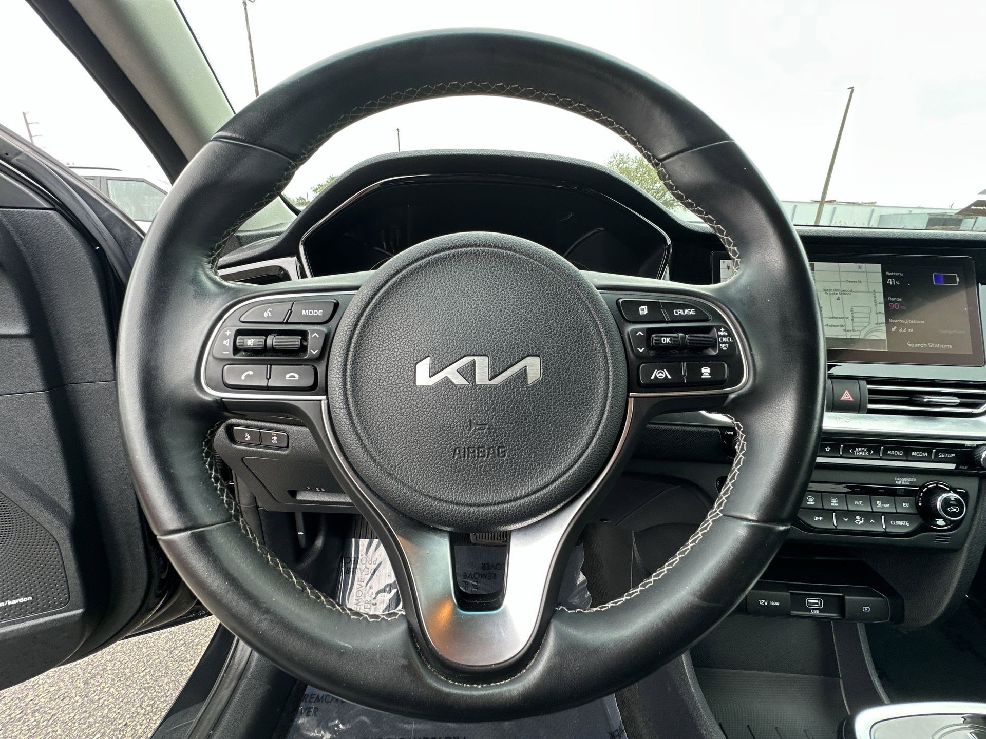 Used 2022 Kia Niro EX image 11
