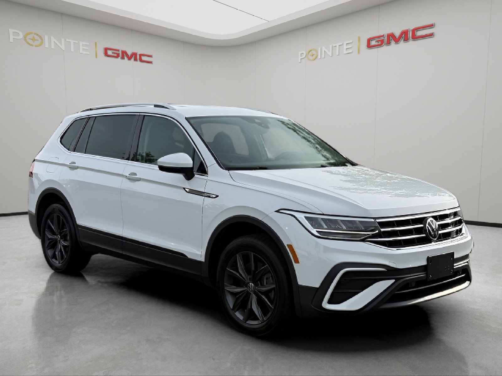 Used 2024 Volkswagen Tiguan SE AWD/4WD image 1