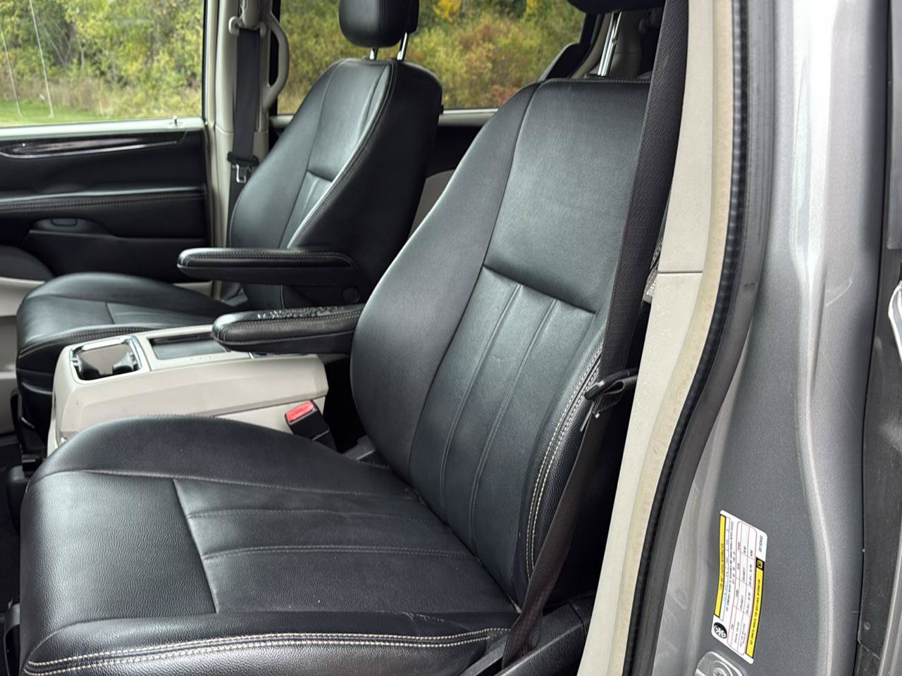 Used 2016 Chrysler Town & Country Touring w/ Driver Convenience Group FWD image 14