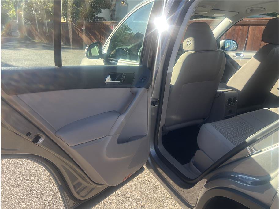 Used 2011 Volkswagen Tiguan S FWD image 13