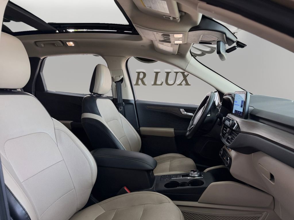 Used 2020 Ford Escape Titanium image 14