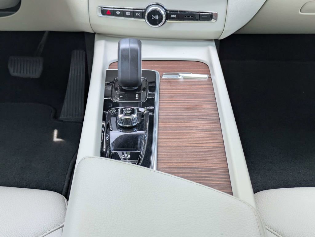Certified 2022 Volvo XC60 B5 Momentum FWD image 21