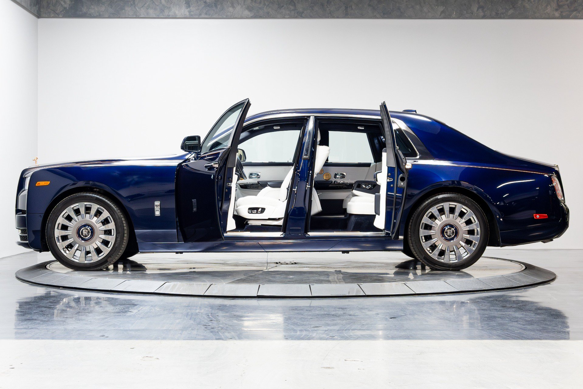 Used 2021 Rolls-Royce Phantom Sedan RWD image 57
