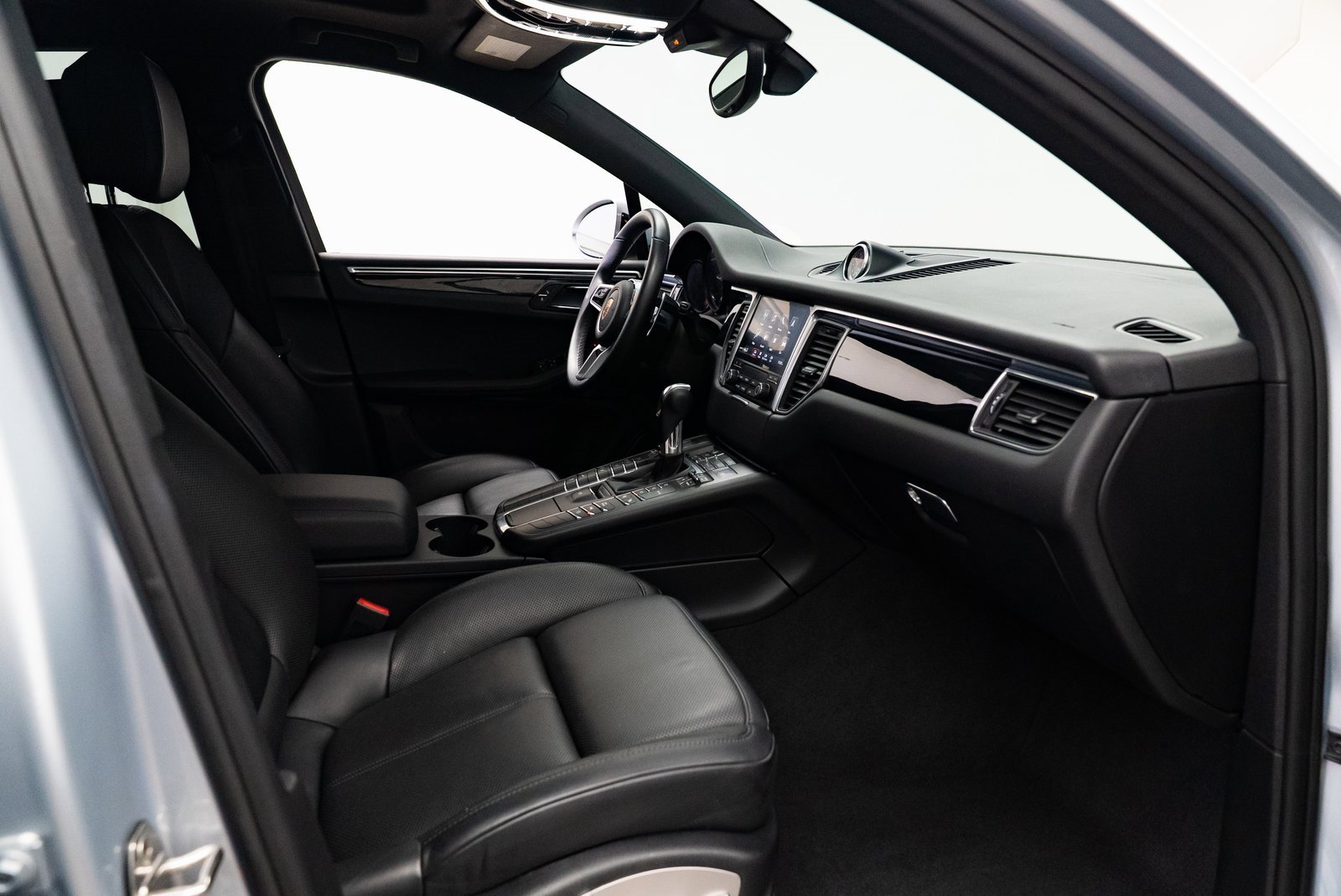 Used 2018 Porsche Macan w/ Premium Package Plus image 28