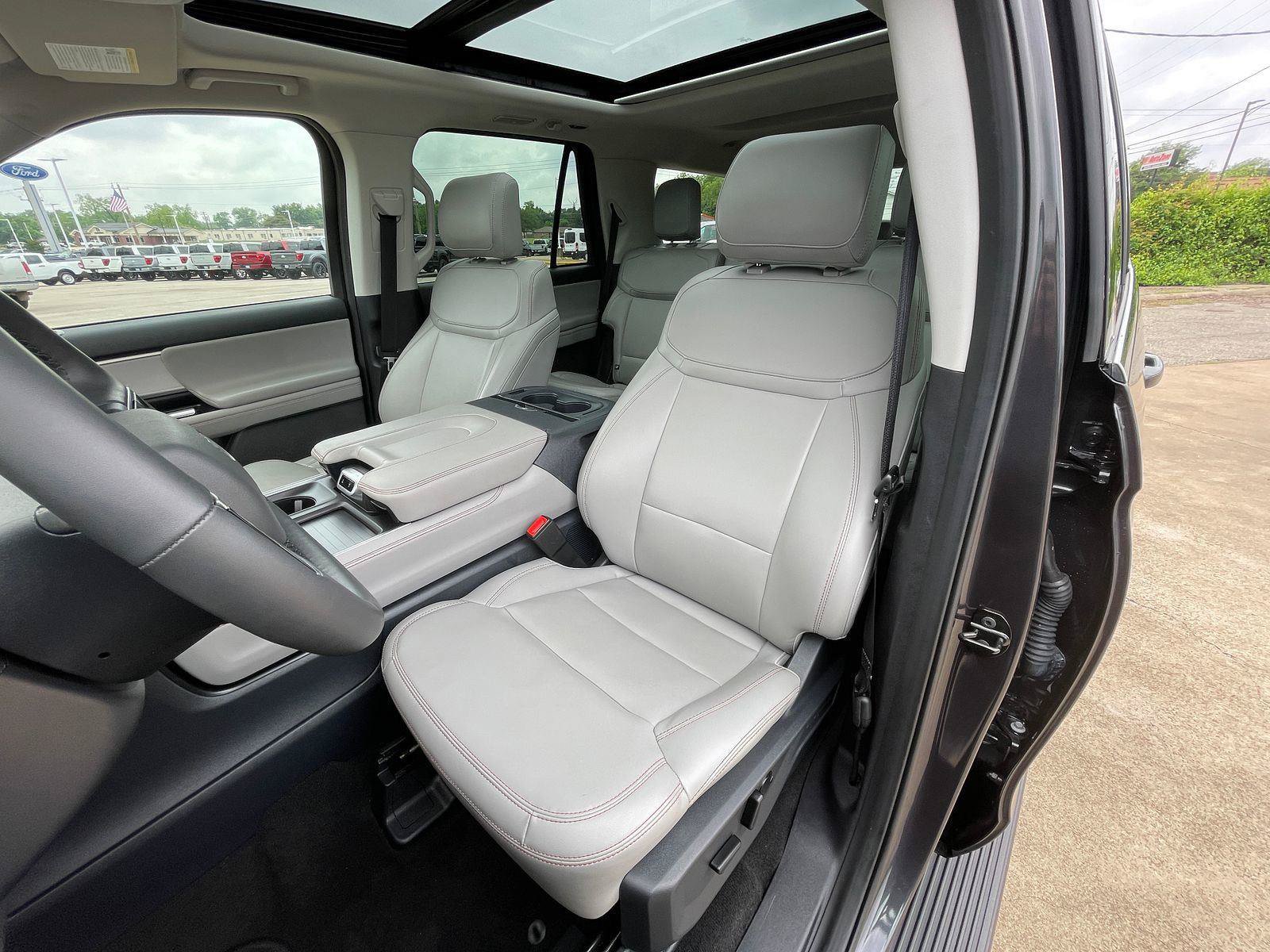 Used 2025 Ford Expedition Active AWD/4WD image 10