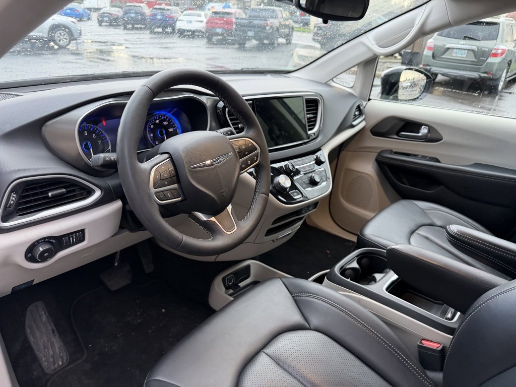 Used 2024 Chrysler Pacifica Touring-L image 16