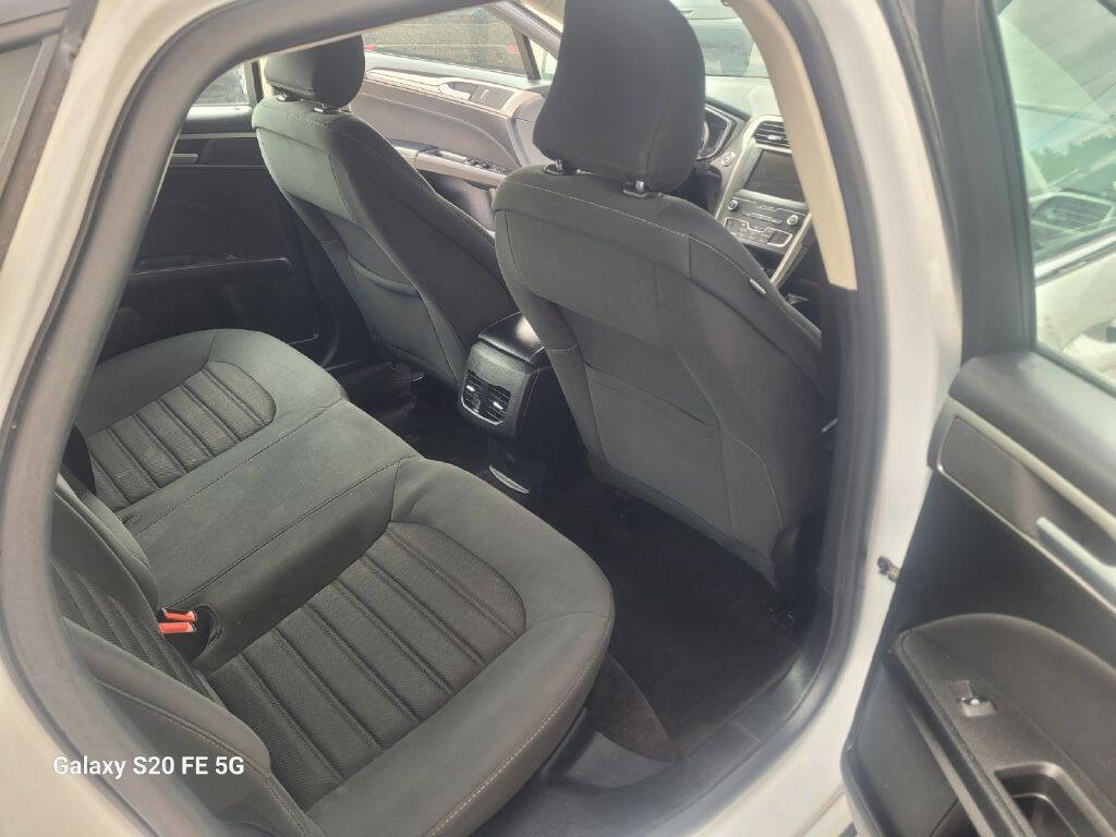Used 2019 Ford Fusion SE FWD image 12