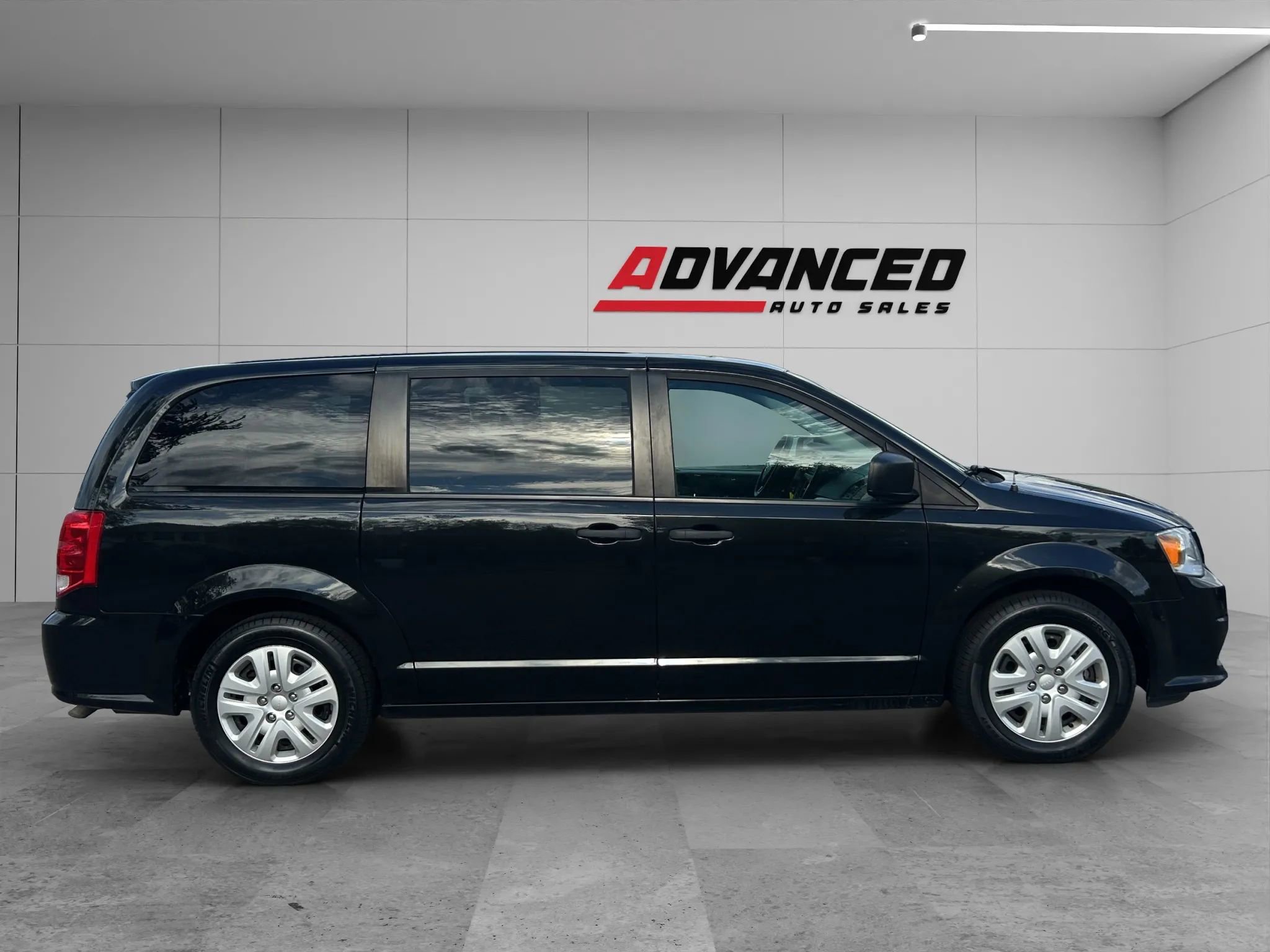 Used 2019 Dodge Grand Caravan SE w/ UConnect Hands-Free Group image 8
