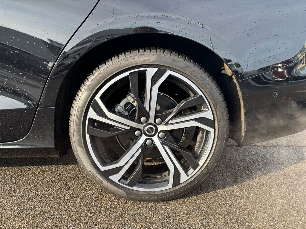 Certified 2025 Volvo S60 B5 Plus image 28