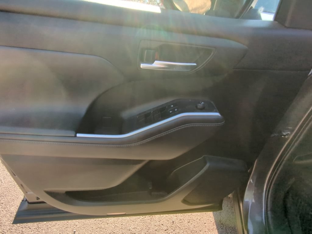 Used 2022 Toyota Highlander XLE AWD/4WD image 7