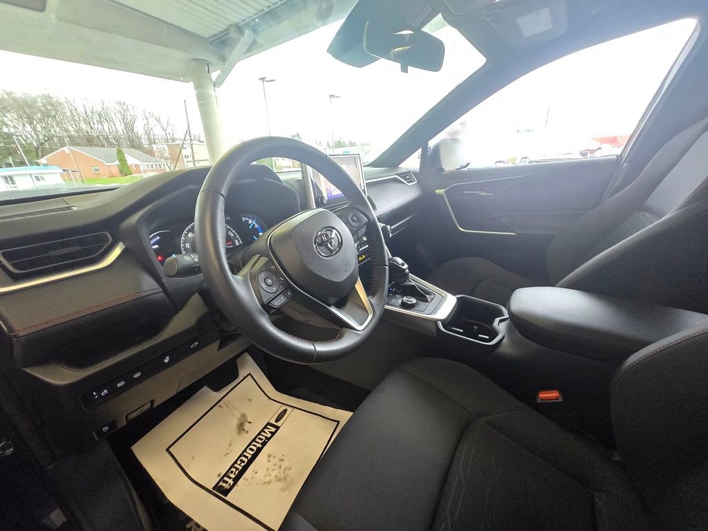 Used 2024 Toyota RAV4 SE image 10