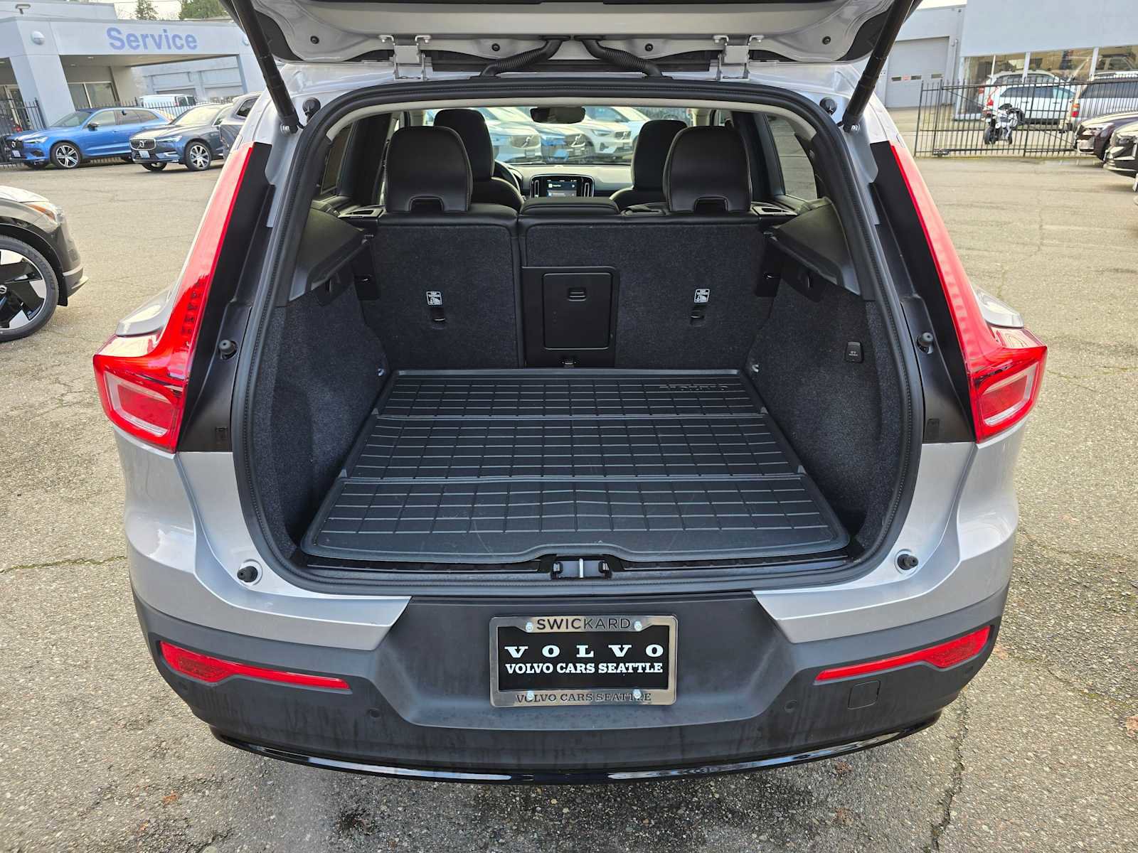 Certified 2025 Volvo XC40 B5 Plus w/ Climate Package image 14