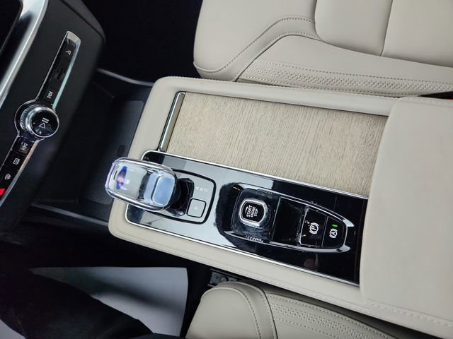 New 2025 Volvo XC90 B6 Core w/ Climate Package image 22