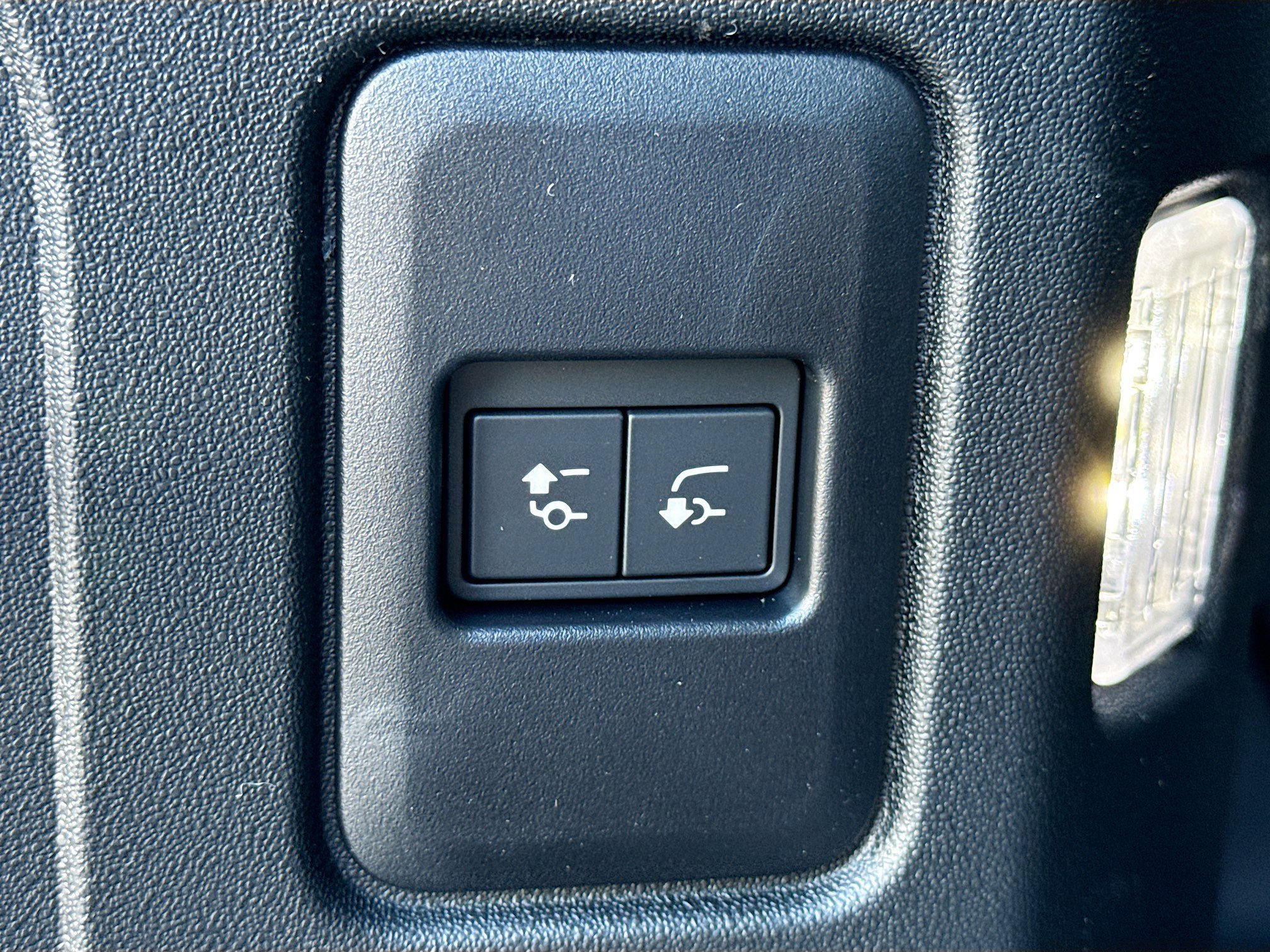 New 2026 Land Rover Defender 110 X-Dynamic SE AWD/4WD image 13