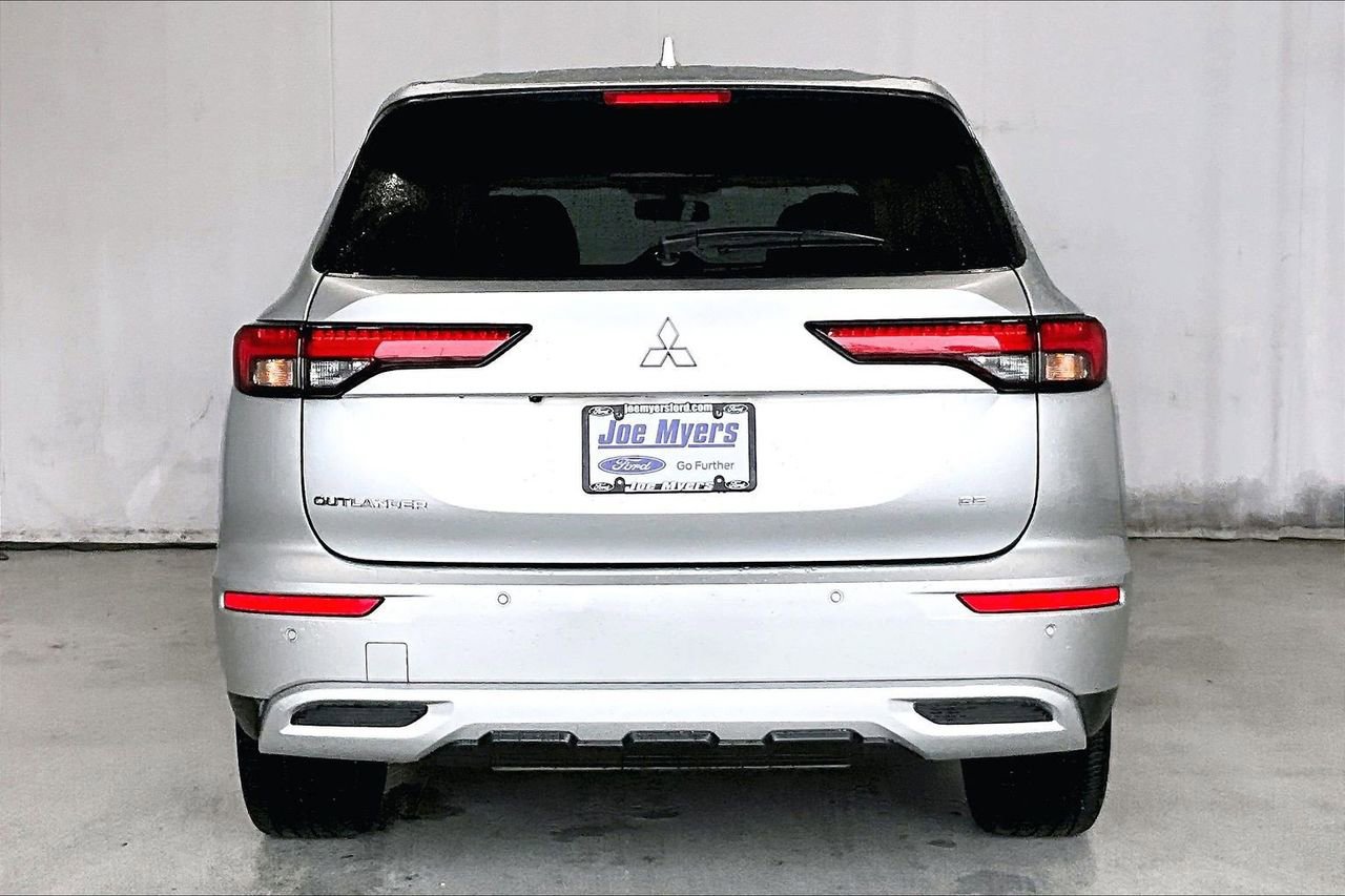 Used 2023 Mitsubishi Outlander SE image 3