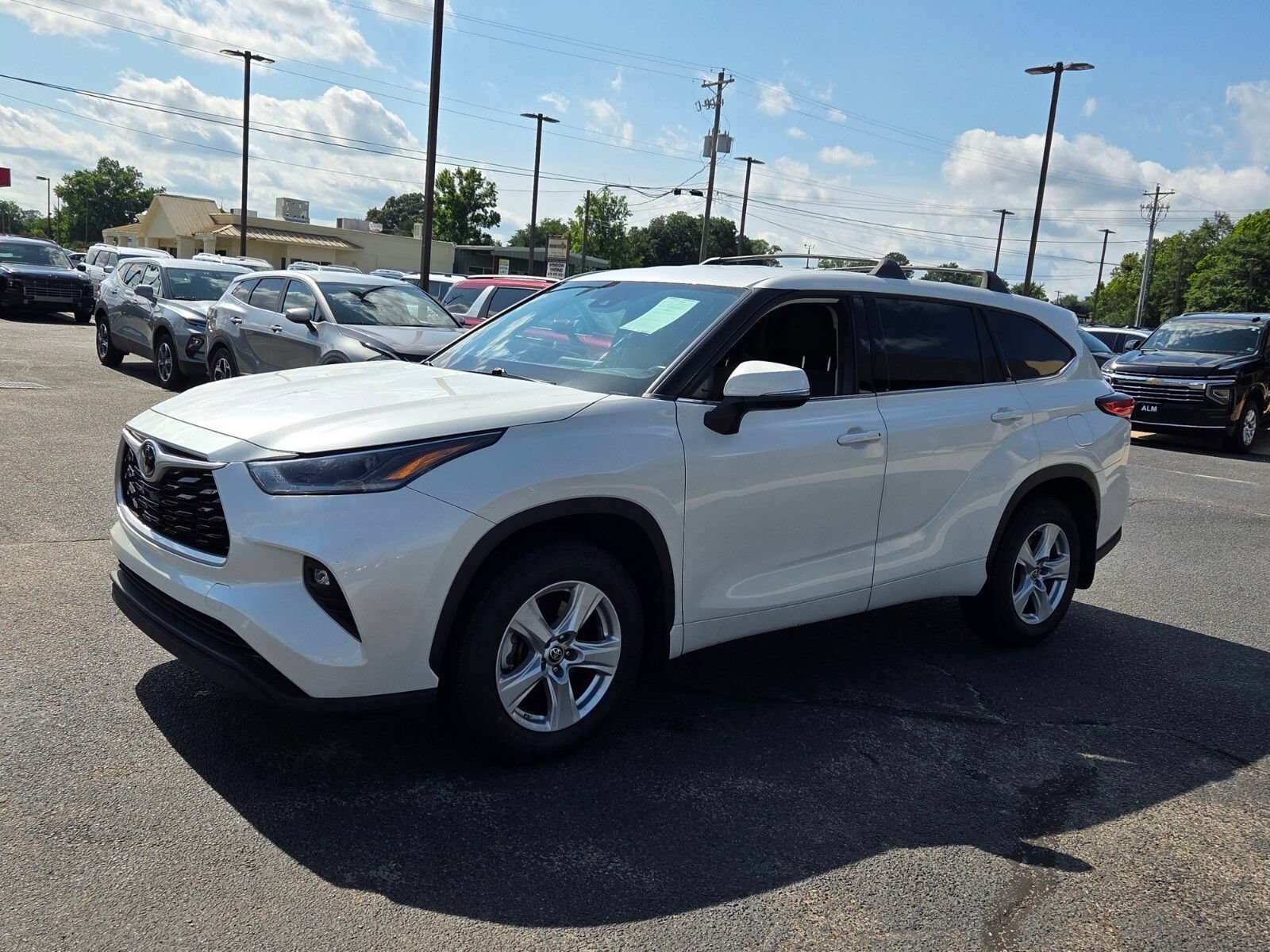 Used 2021 Toyota Highlander LE AWD/4WD image 3