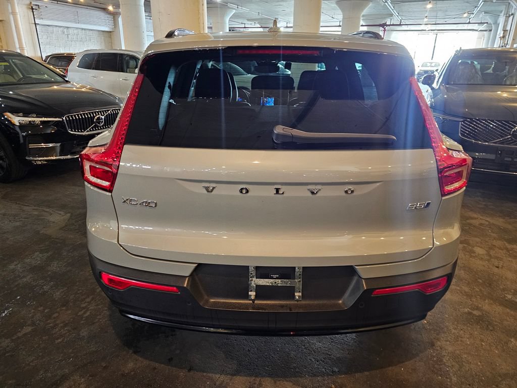 Certified 2024 Volvo XC40 B5 Plus w/ Protection Package Premier AWD/4WD image 3
