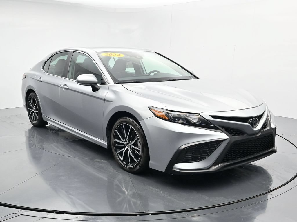 Used 2024 Toyota Camry SE FWD image 2