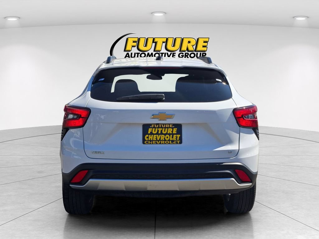 Used 2025 Chevrolet Trax LT w/ LT Convenience Package FWD image 5