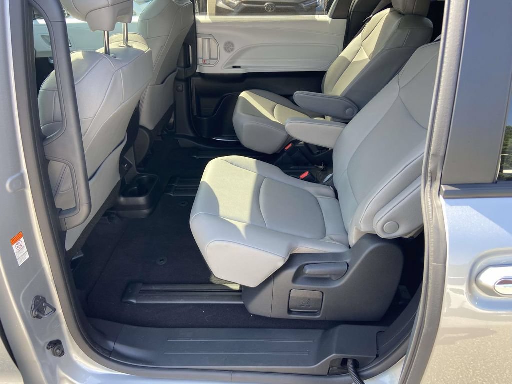 Used 2025 Toyota Sienna XLE w/ XLE Plus Package FWD image 23