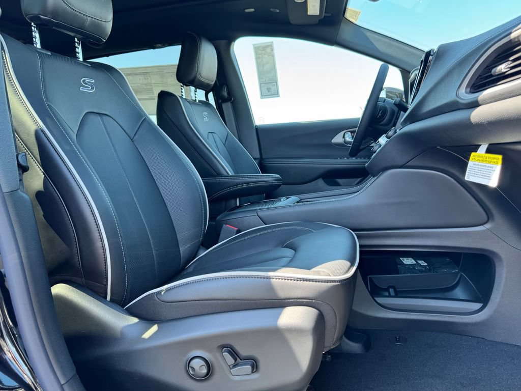 New 2027 Chrysler Pacifica Limited FWD image 10