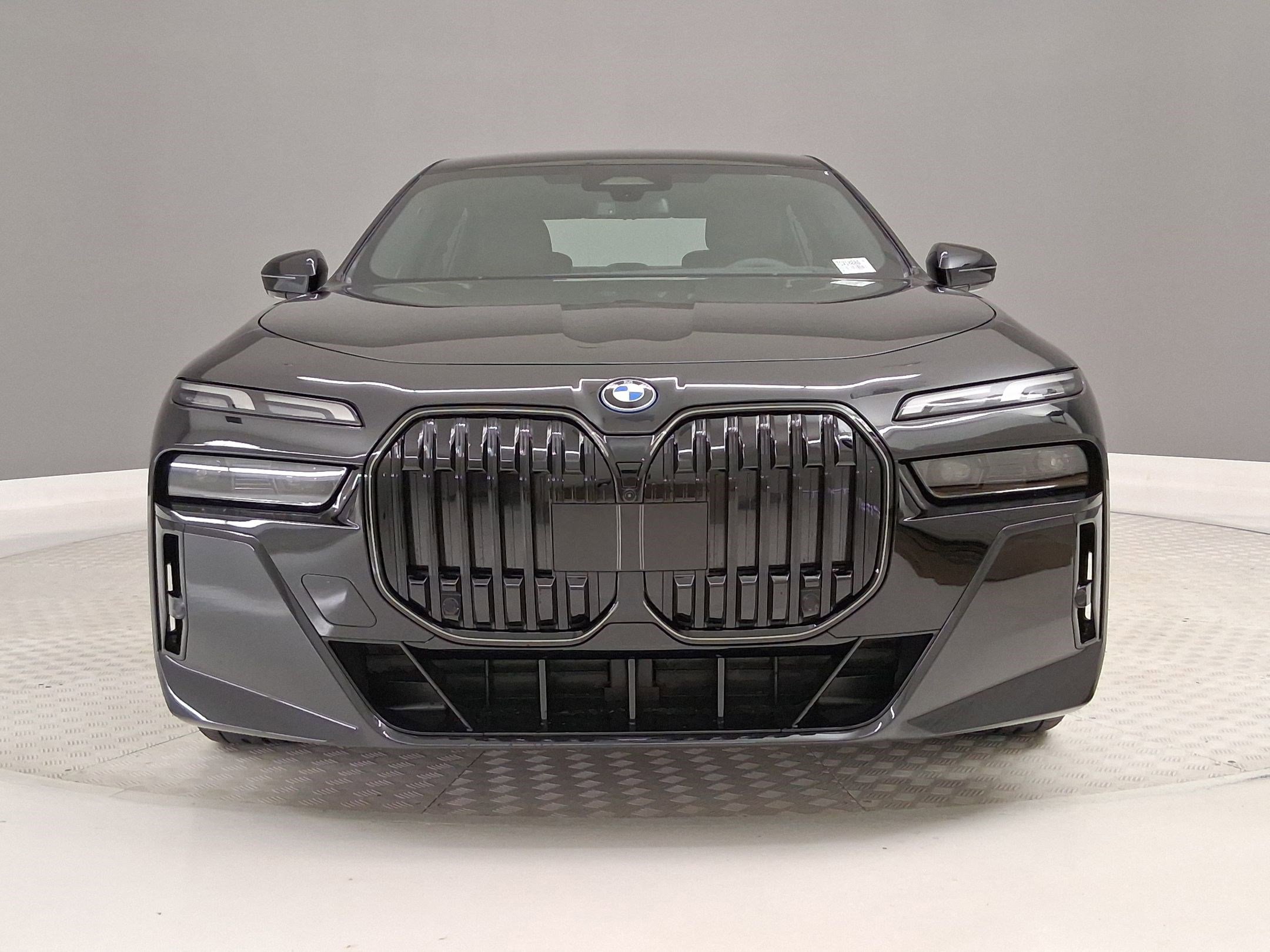 New 2026 BMW 750e xDrive w/ Premium Package AWD/4WD image 4