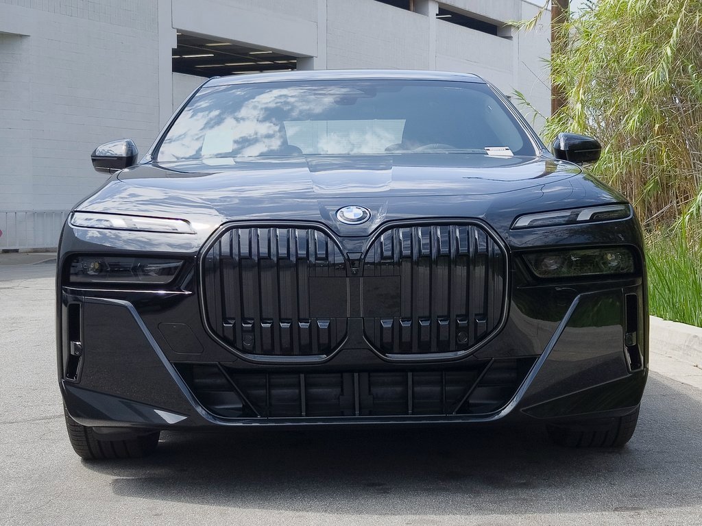 New 2026 BMW 750e xDrive w/ Premium Package image 3