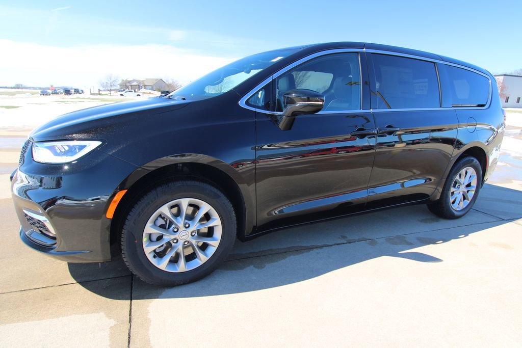 New 2026 Chrysler Pacifica Limited image 18