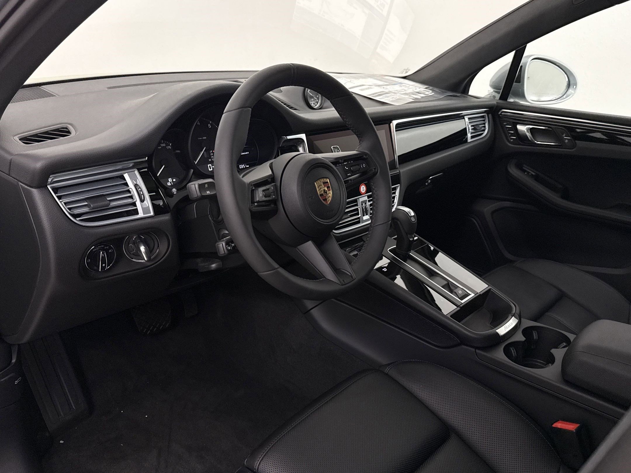 Used 2025 Porsche Macan image 4