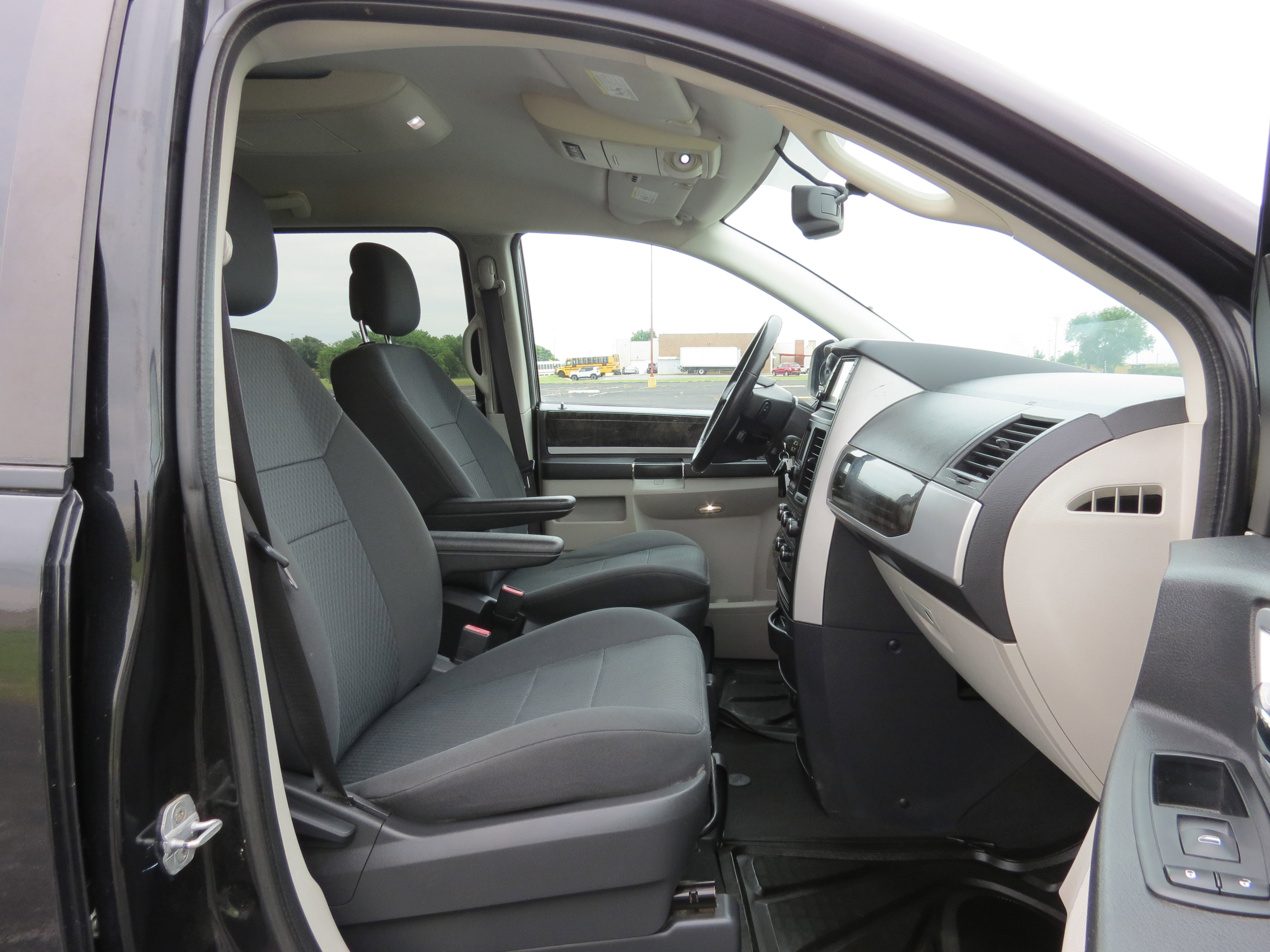 Used 2010 Dodge Grand Caravan SXT w/ Trailer Tow Group FWD image 30