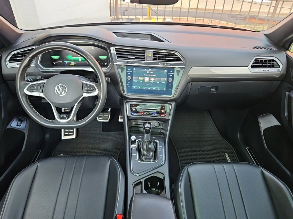 Used 2023 Volkswagen Tiguan SE R-Line FWD image 9