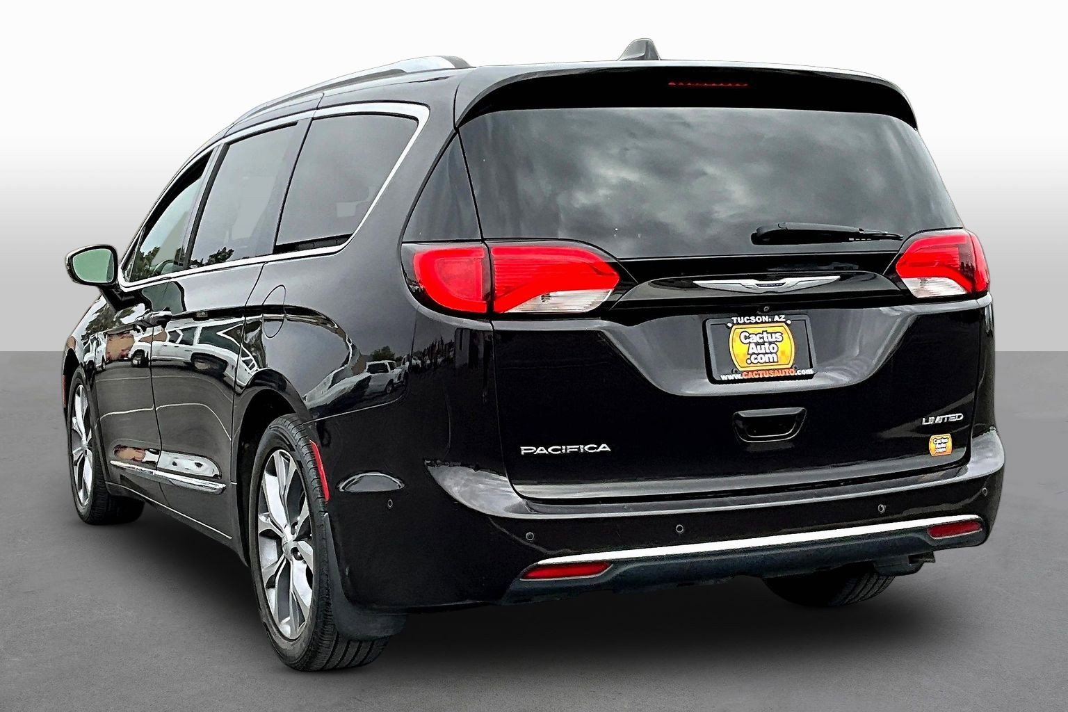 Used 2019 Chrysler Pacifica Limited w/ Advanced Safetytec Group FWD image 8