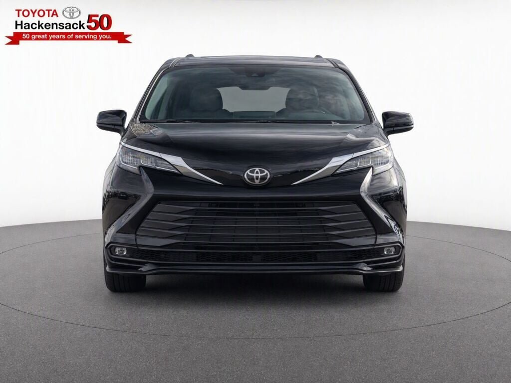Used 2026 Toyota Sienna XLE FWD image 5