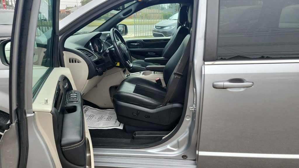 Used 2018 Dodge Grand Caravan SXT image 17
