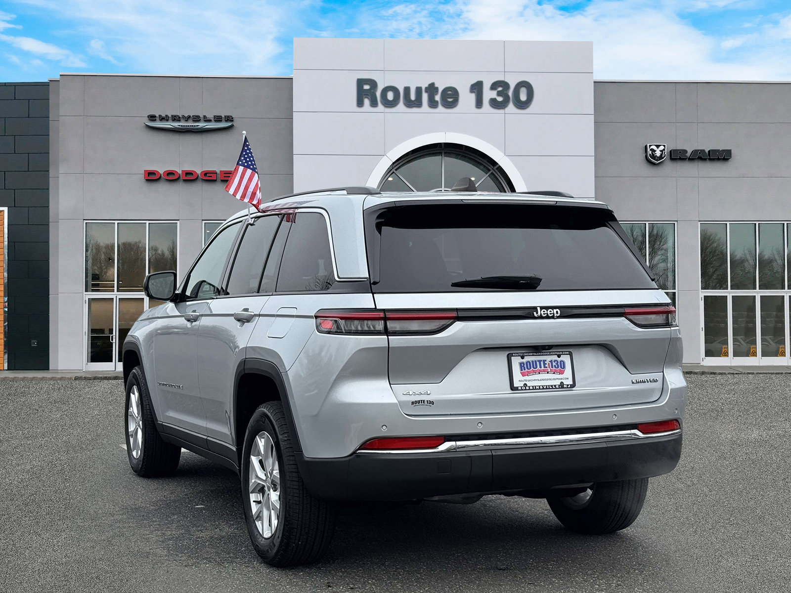 Used 2023 Jeep Grand Cherokee Limited AWD/4WD image 3