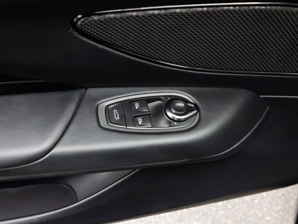 Used 2025 Aston Martin V8 Vantage Coupe image 23