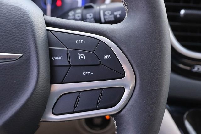 Used 2023 Chrysler Voyager LX image 14